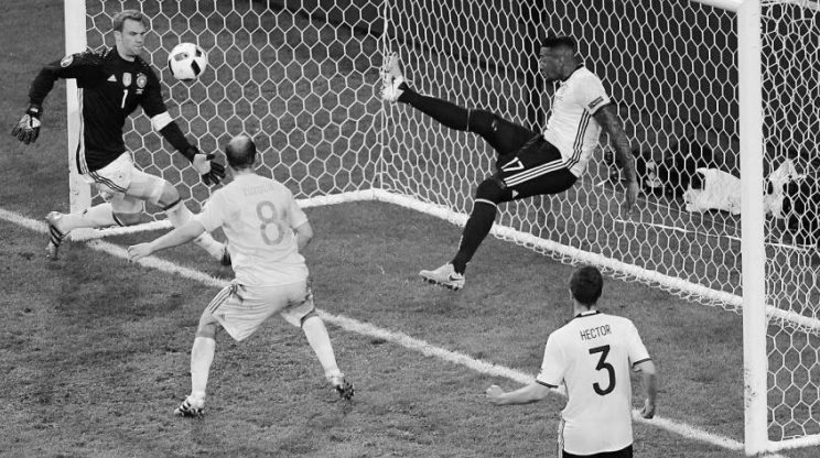 Fußballszene vor dem Tor mit Spielern und Torwart im Einsatz